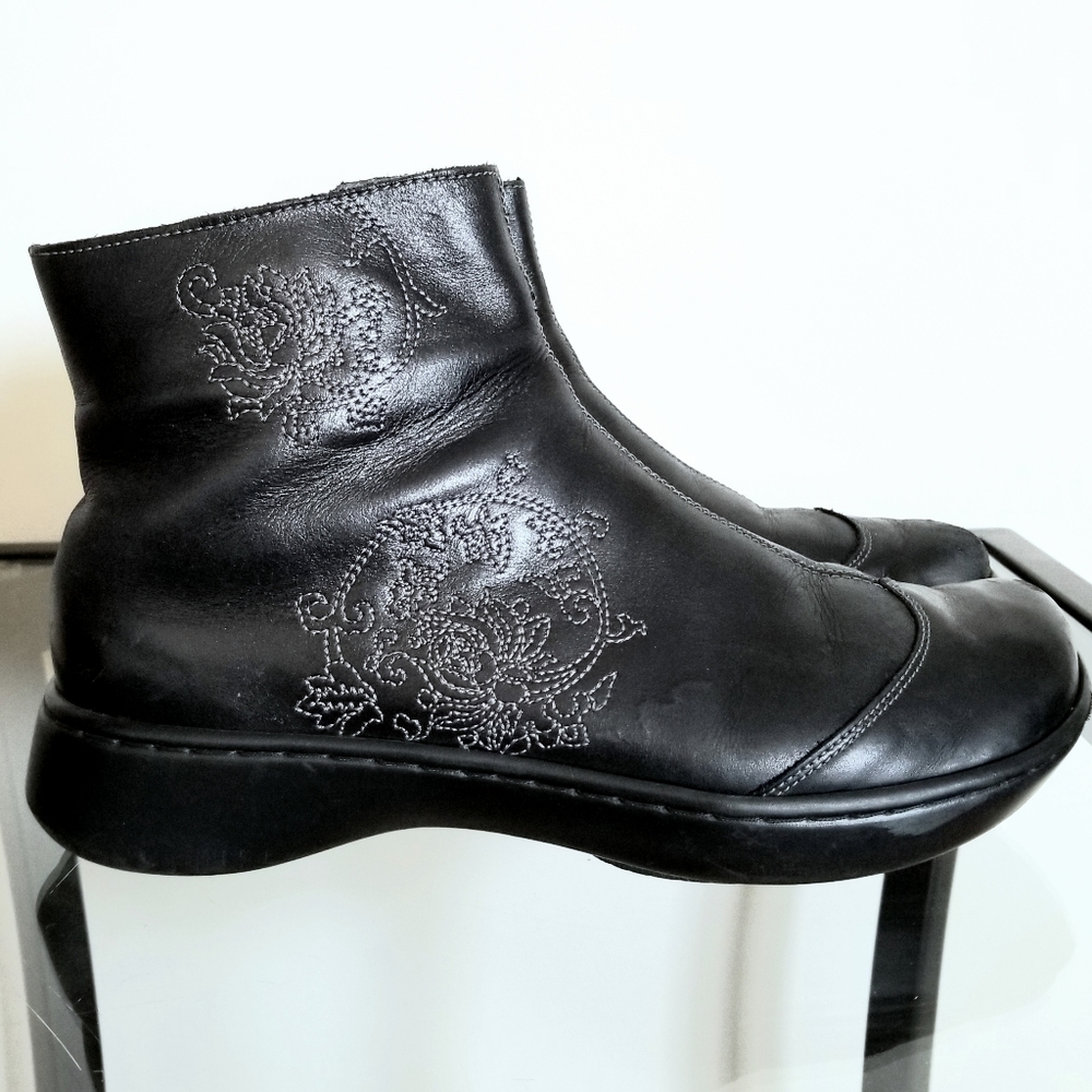 NAOT BLACK BOOTS WITH EMBROIDERY